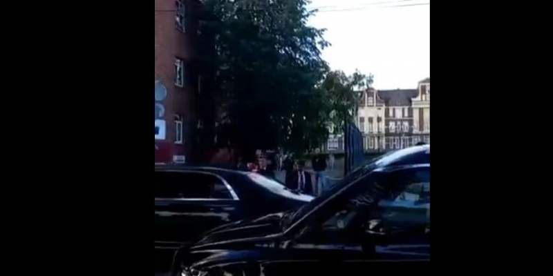 Putin stopped the motorcade to talk to Kaliningrad residents about the governor