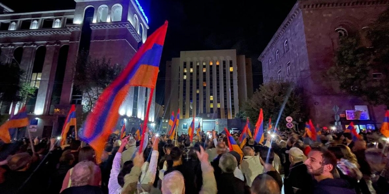Протестующие в Ереване заблокировали российское посольство