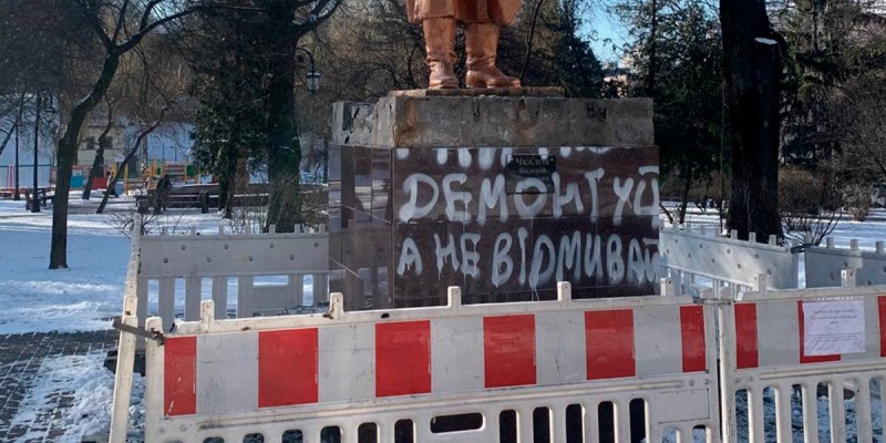 The monument to Chkalov began to be dismantled in Kiev