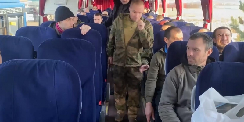 Кадры возвращения российских военных из плена ВСУ